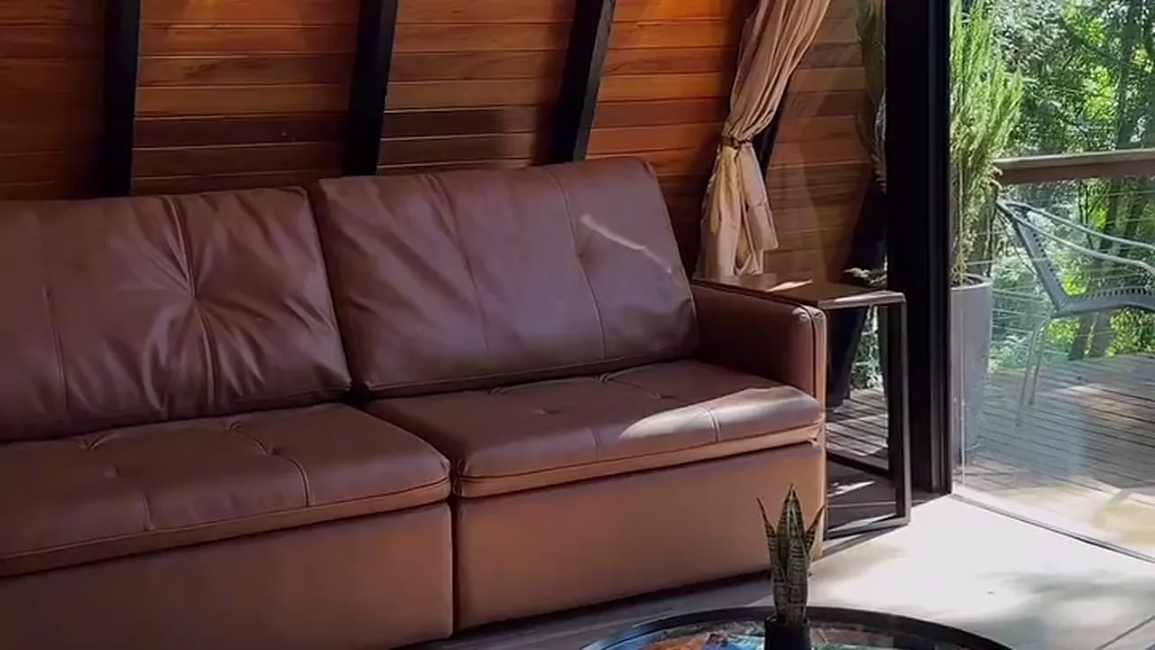 A cabana em A iluminada ao entardecer, entre as árvores de Canela